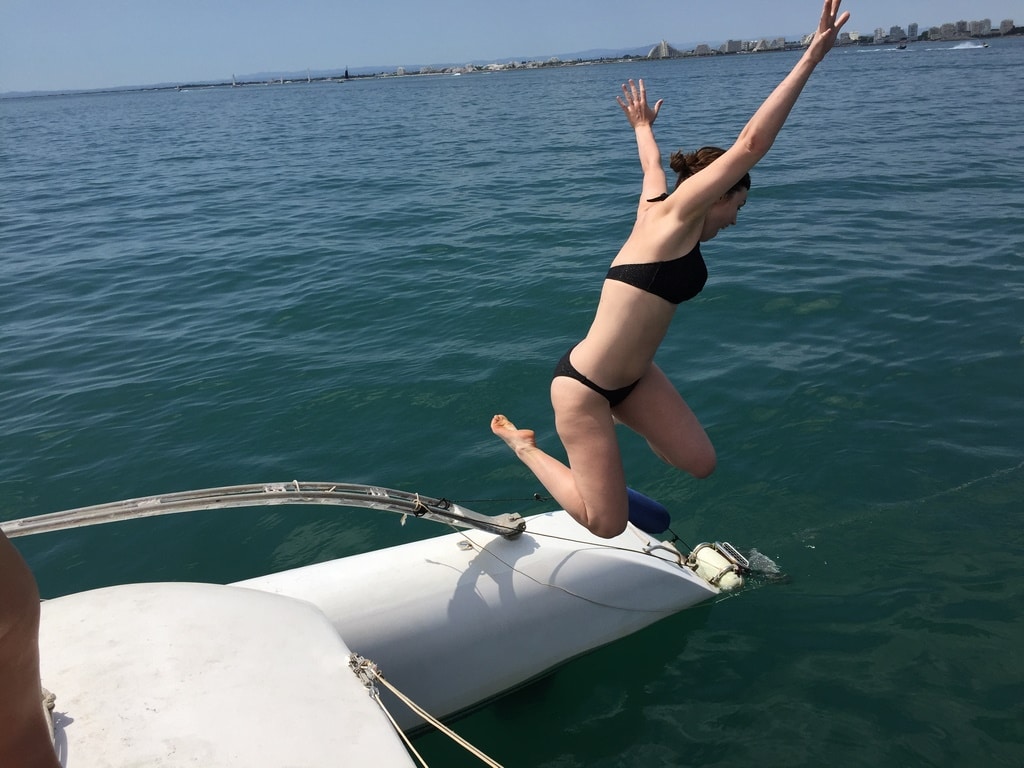 Saut dans la mer depuis le catamaran