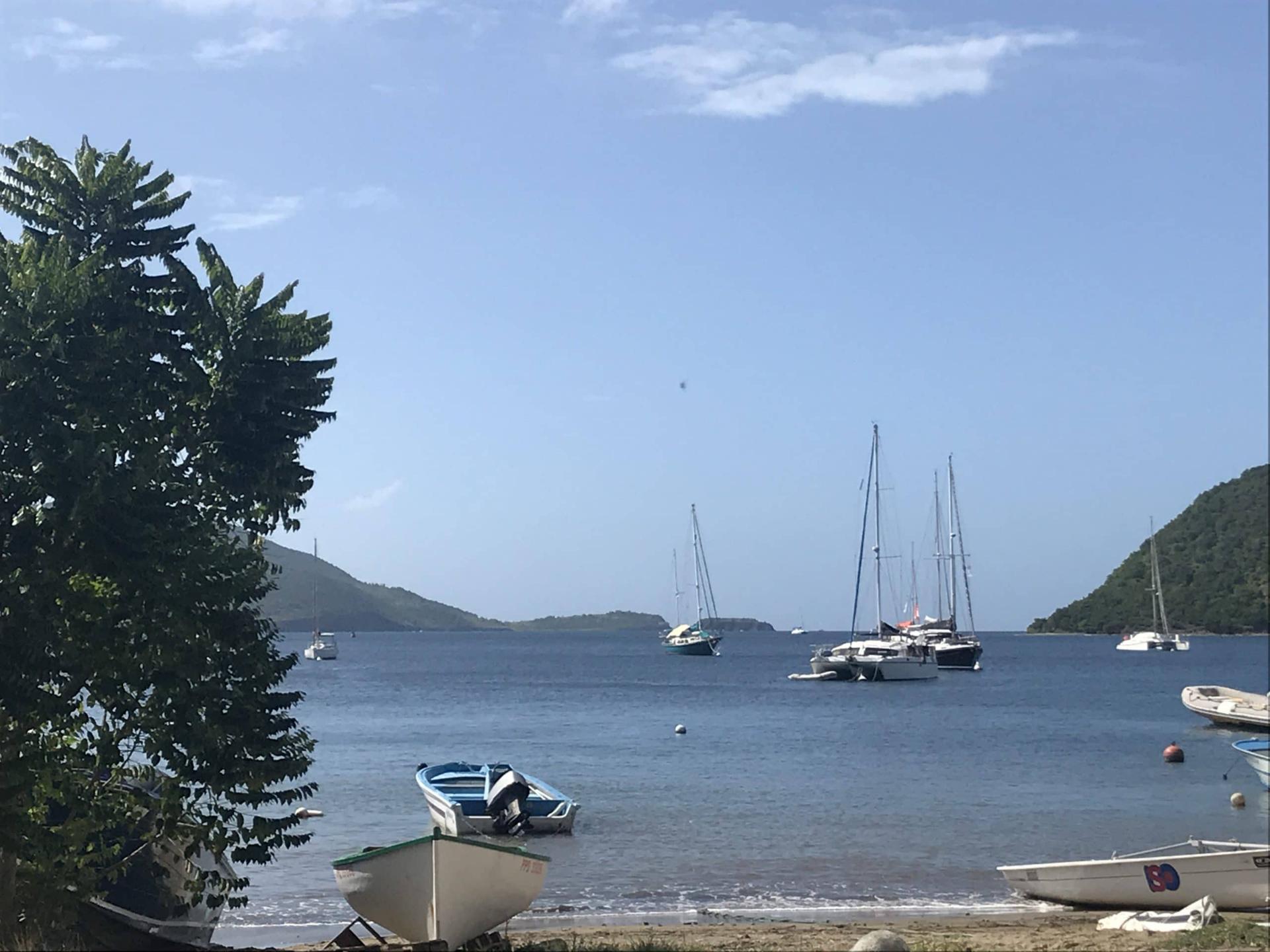 Mouillage de voiliers dans une baie des Caraïbes