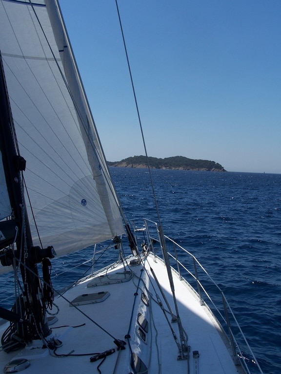 Voilier en navigation près d'une île